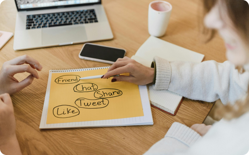 Community manager préparant un plan de social média
