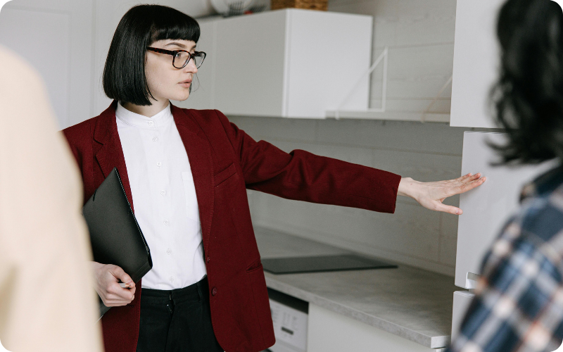 Agent immobilier faisant visiter un appartement